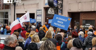 W Świdnicy demonstrowali przeciwnicy Anny Zalewskiej W Świdnicy demonstrowali przeciwnicy Anny Zalewskiej