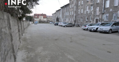 Siedem lat czekania na… szutrowe klepisko przy ul. Jeleniogórskiej. Mogło powstać miejsce do życia – zobacz wizualizacje. Siedem lat czekania na… szutrowe klepisko przy ul. Jeleniogórskiej. Mogło powstać miejsce do życia – zobacz wizualizacje.