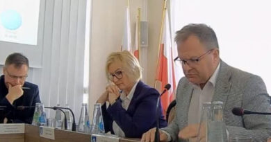 Deficyt Świebodzic przekroczy 10 milionów złotych. Budżetowe zmiany przeszły głosami „Strefy Interesu” i dwóch radnych byłego klubu „Ponad Podziałami” Deficyt Świebodzic przekroczy 10 milionów złotych. Budżetowe zmiany przeszły głosami „Strefy Interesu” i dwóch radnych byłego klubu „Ponad Podziałami”